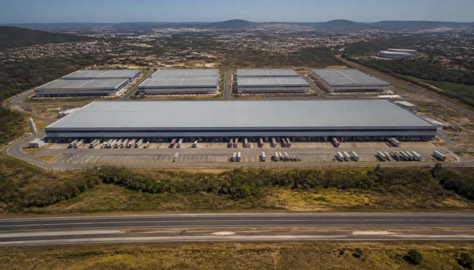 Galpão logístico na Bahia: quanto rende, quanto custa construir e como avaliar o contrato de locação